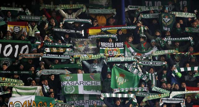 Caos de aficionados béticos en Praga: entradas duplicadas, prohibición en la zona local y gente colándose
