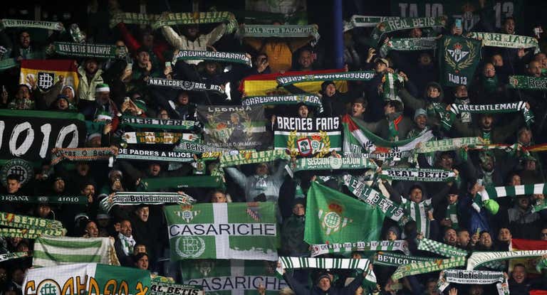 Aficionados del Betis en el estadio del Sparta Praga.