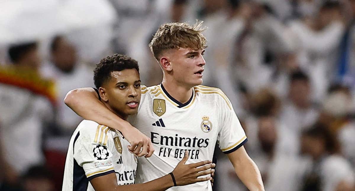 Nico Paz celebra con Rodrygo su gol./REUTERS