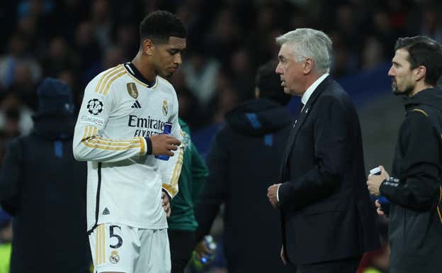 Ancelotti, con Bellingham.  EFE
