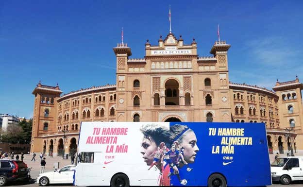 Uno de los tres autobuses que Nike personalizó con motivo del Atleti vs. Barça del 2019.  Nike