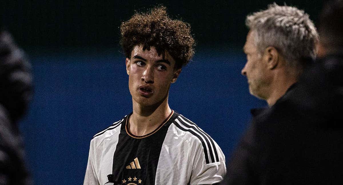 Noah Darvich escucha al seleccionador alemán, Wück.