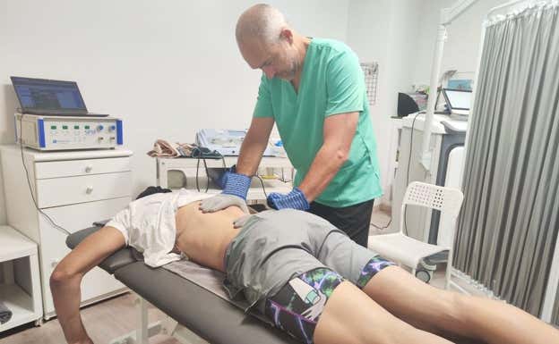 Jesús Segura tratando a Rigoberto Mendoza.  CLIFIS