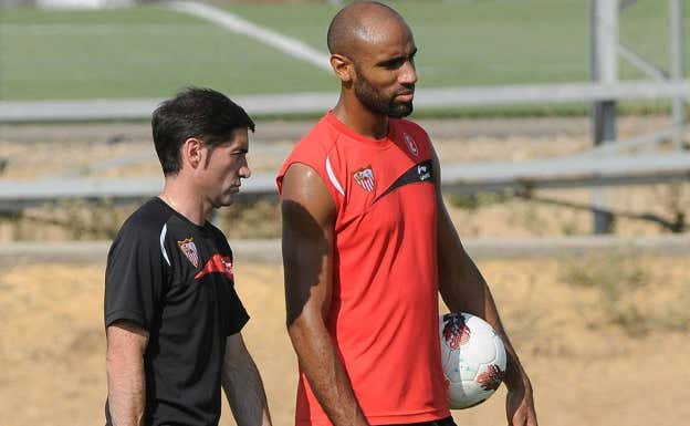 Kanoute, que tuvo algún enfrentamiento con Marcelino, junto a él en un entrenamiento. ABC