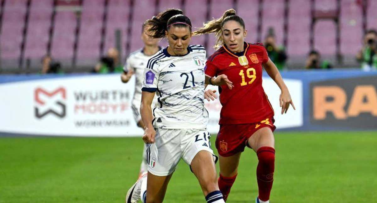 Bonfantini y Olga Carmona pugnan por el balón durante el partido de ida. /EFE