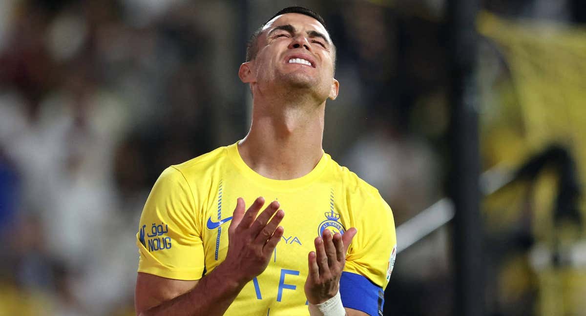 Cristiano Ronaldo, se lamenta de una ocasión fallada en Arabia Saudí. /Reuters