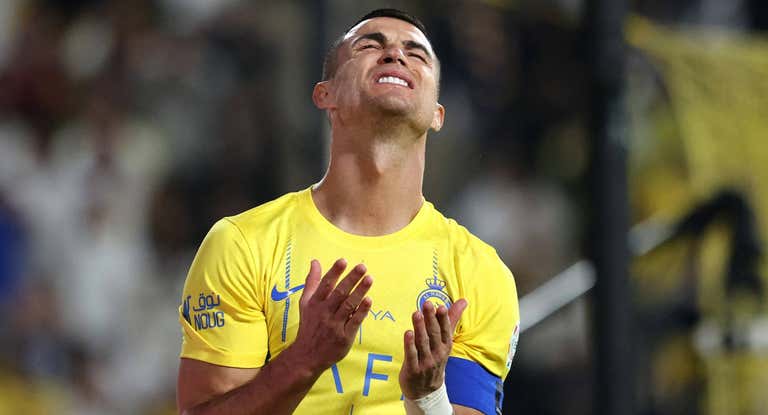 Cristiano Ronaldo, se lamenta de una ocasión fallada en Arabia Saudí.