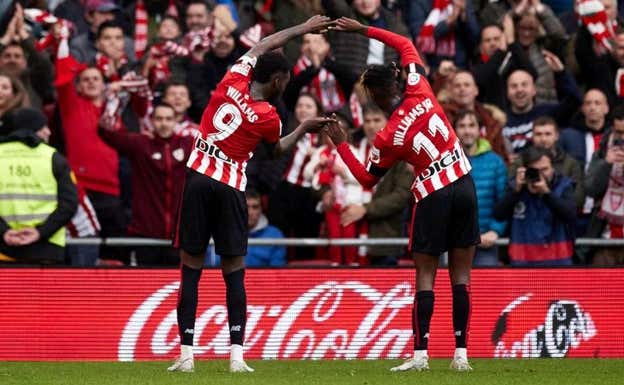 Los hermanos celebran un gol en San Mamés. AFP