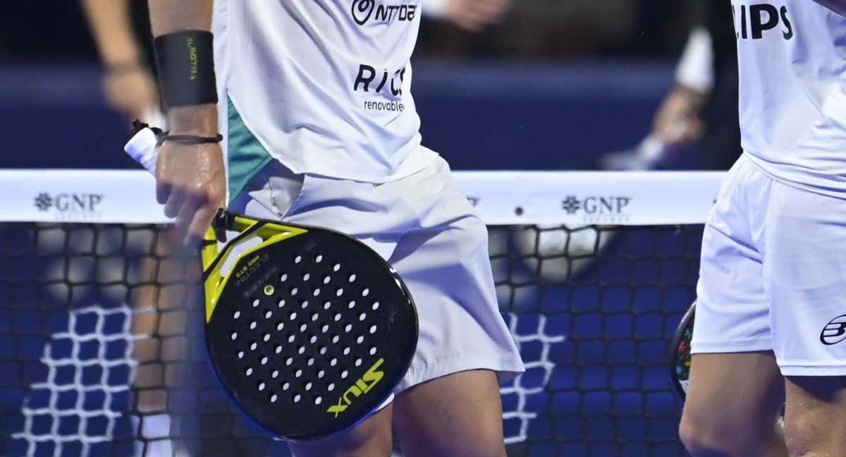 Pala con un antivibrador . RRSS de /Premier Padel