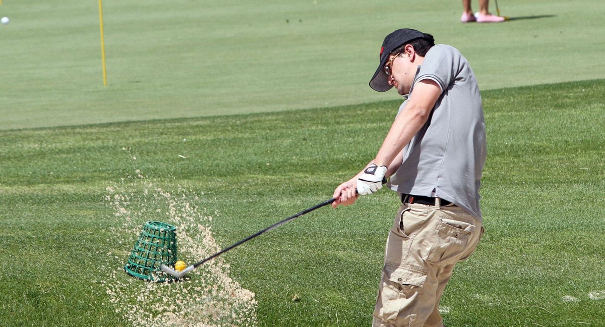 Un golfista jugando una bola injugable.