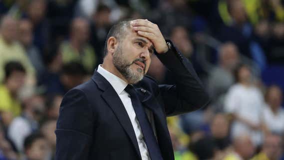 Chus Mateo, entrenador del Real Madrid, durante el partido contra el Fenerbahce. /EFE
