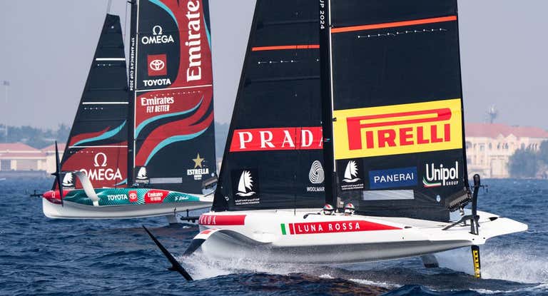 Emirates New Zealand y Luna Rossa Prada Pirelli navegan en Jeddah.