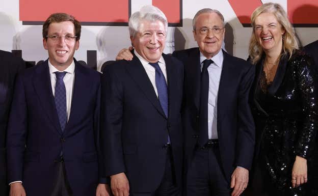 Enrique Cerezo, con Martínez-Almeida y Florentino Pérez.  EFE