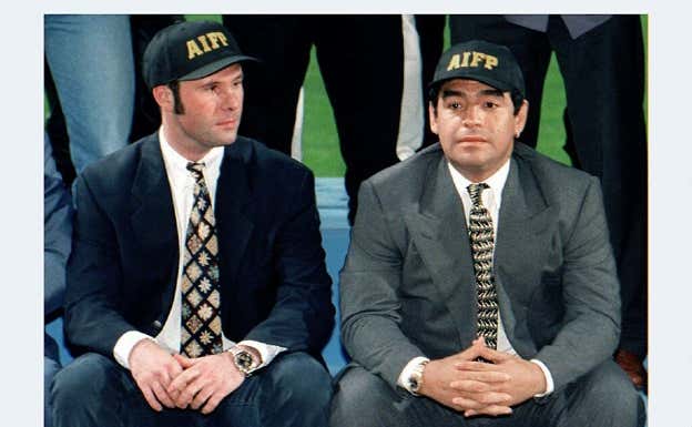 Marc Bosman (izq.) en un acto junto a Diego Maradona en Barcelona en 1997.  EFE/Andreu Dalmau.