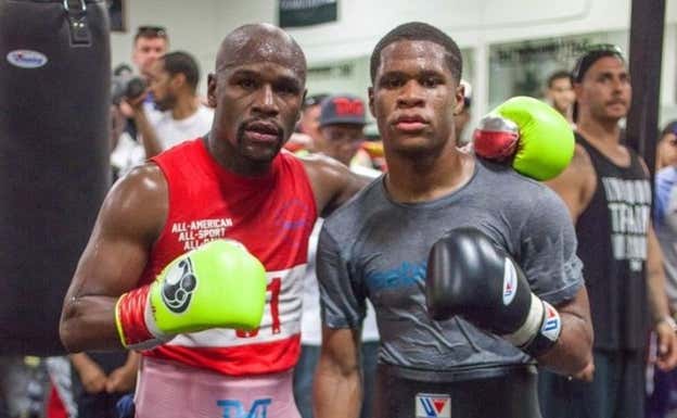 Floyd Mayweather y Devin Haney compartiendo entrenamiento. Mayweather Promotions