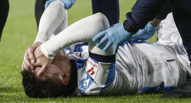 Alarma en El Sadar: Ander Barrenenetxea abandona el terreno de juego lesionado