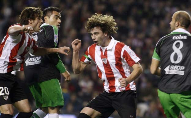 Amorebieta celebra un gol en sus primeros años como rojiblanco. Archivo