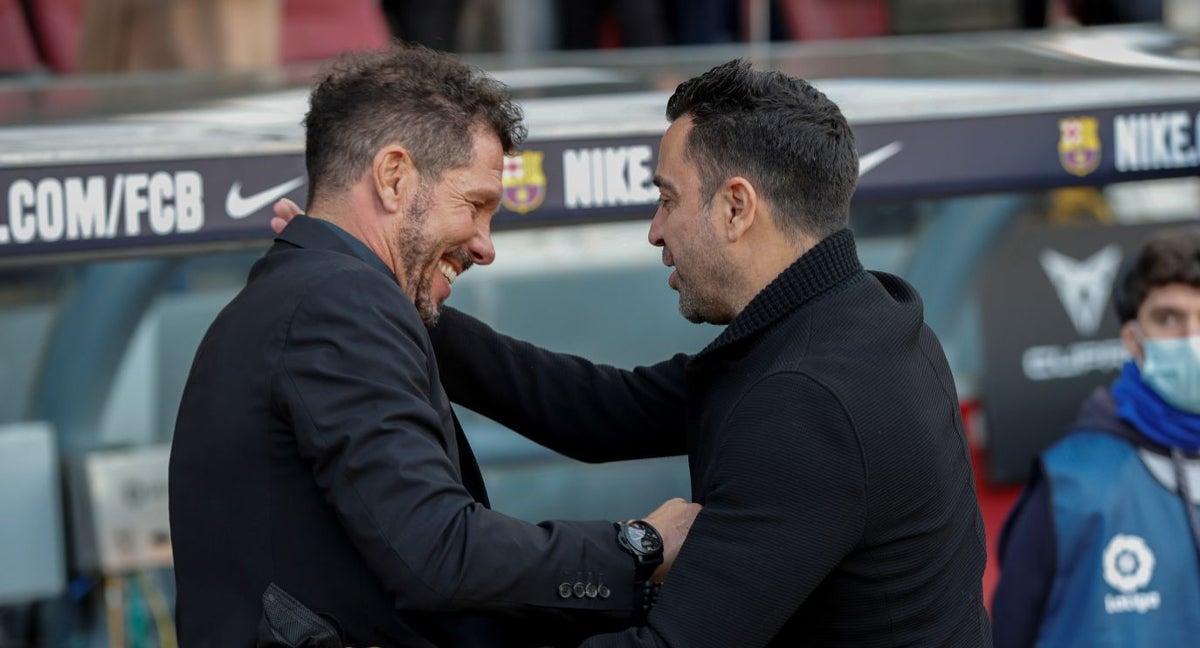 Xavi y el Cholo se saludan en el último Barça - Atlético jugando en el Camp Nou.