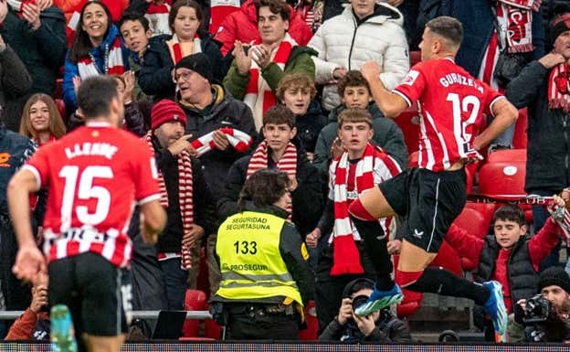 Guruzeta celebra el gol que abrió el marcador en San Mamés. EFE
