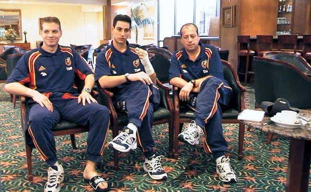 Los lesionados Luis Amado, Guillermo y el doctor Lorenzo García-Camacho en la concentración de España.  RELEVO