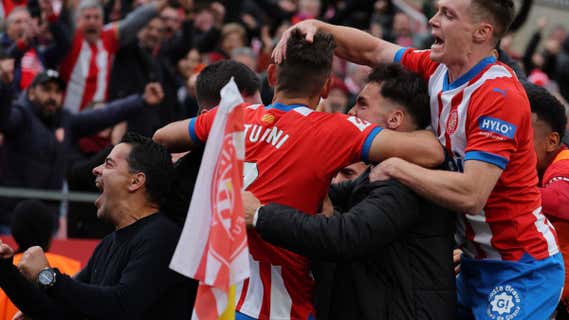 Míchel celebra el triunfo del Girona ante el Valencia. /AFP