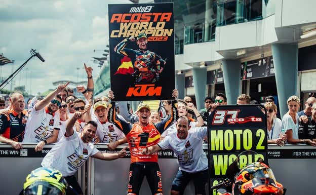 Pedro Acosta celebra su campeonato del mundo de Moto2 2023.  KTM
