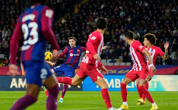 Lewandowski mandó a las nubes una ocasión en el minuto 11 del encuentro. AFP