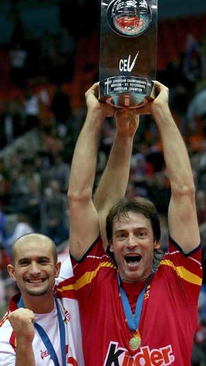 José Luis Lobato y Rafa Pascual celebran el triunfo en el Europeo de 2007 con España. EFE