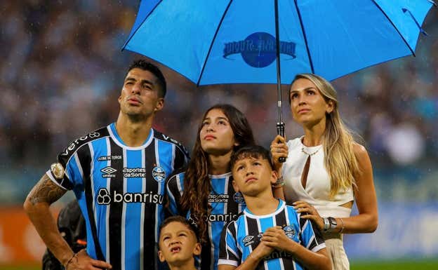 Luis Suárez y su familia durante su despedida con Gremio.  AFP