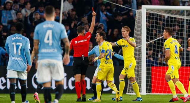 Un Sergio ‘a lo Mourinho’ se apuntó en un papel cuatro recados a los árbitros