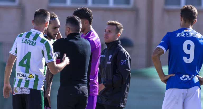 Dragisa Gudelj, tras caer desplomado en el partido ante el Melilla.