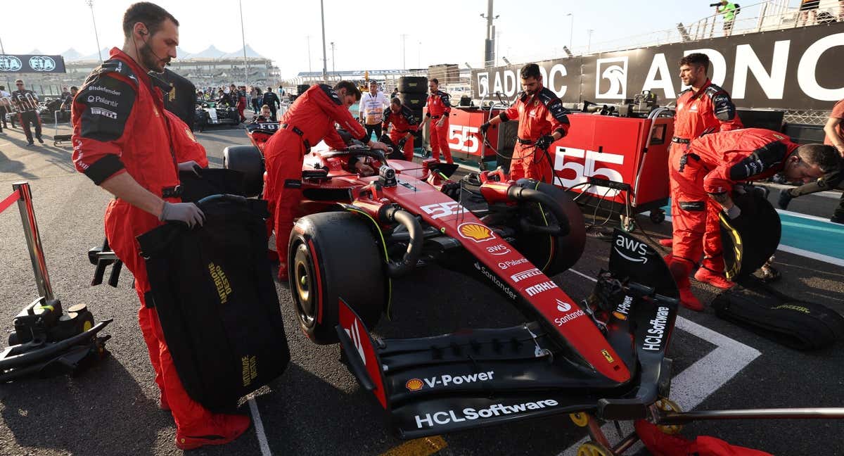 Los mecánicos de Ferrari trabajan sobre el coche de Carlos Sainz./EFE