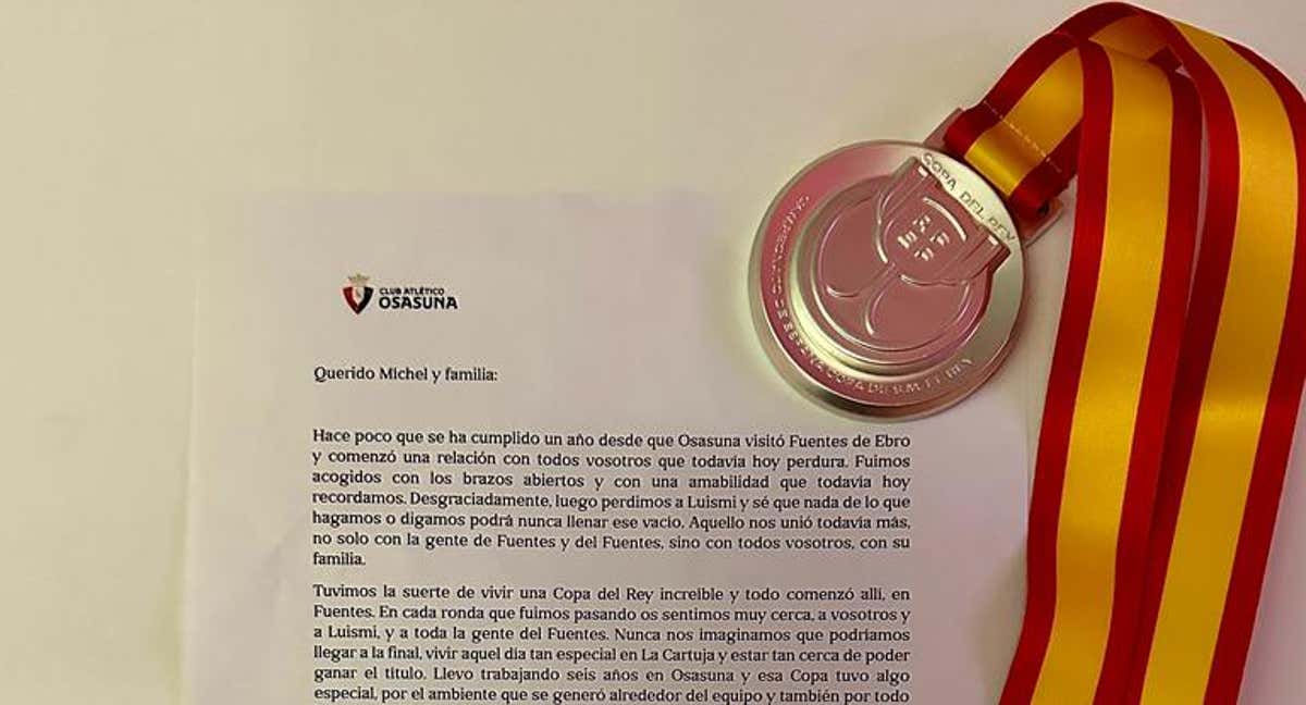 La medalla de subcampeón de Osasuna junto a la carta enviada a la familia de Luismi. /Miguel Ángel López