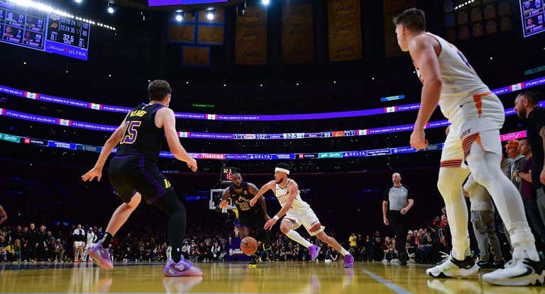 Los Angeles Lakers se impusieron a los Phoenix Suns en los cuartos de final del In-Season Tournament.