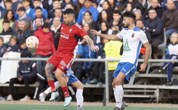Rubén García disputa un balón junto a Luismi en el partido.  CA Osasuna