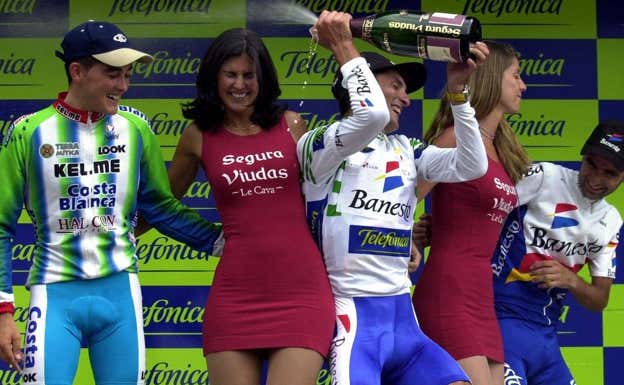 El Chava celebra la victoria en un podio.