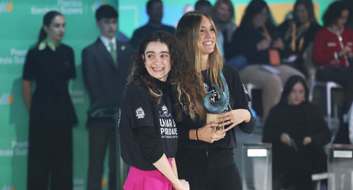 Marina García y su alumna Inés, recibiendo el premio en la gala Premios Iberdrola Supera. /RELEVO