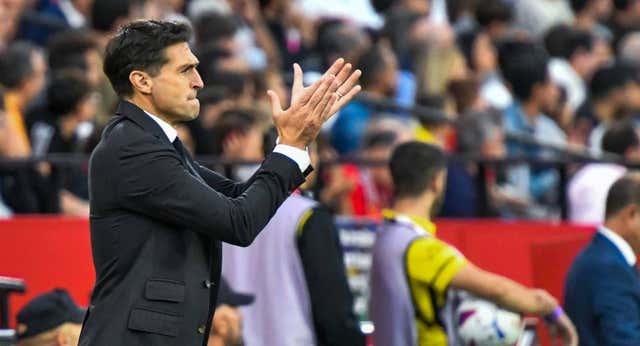 Diego Alonso agradece la confianza del club, aisla al grupo y se agarra a la Copa