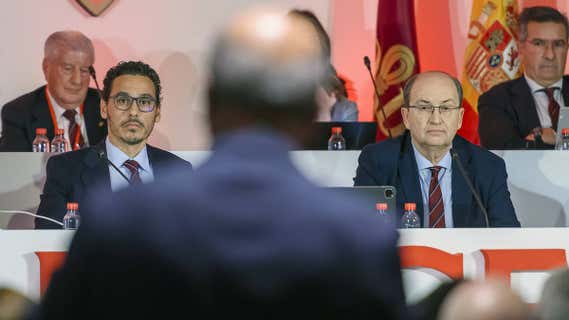 El presidente, José Castro, y el vicepresidente, Del Nido Carrasco, miran al expresidente Del Nido Benavente./EFE