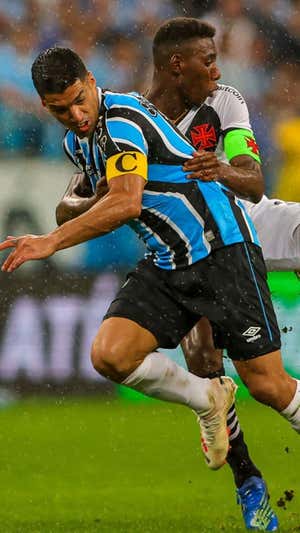 Luis Suárez, durante un partido con Gremio.  SILVIO AVILA / AFP