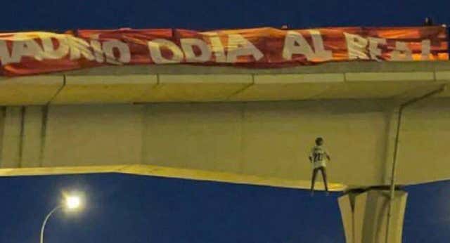La Fiscalía pide cuatro años de prisión para los ultras del Atlético que colgaron un muñeco de Vinicius