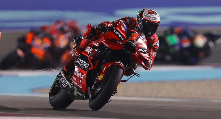 Pecco Bagnaia defiende el número 1 en 2024.