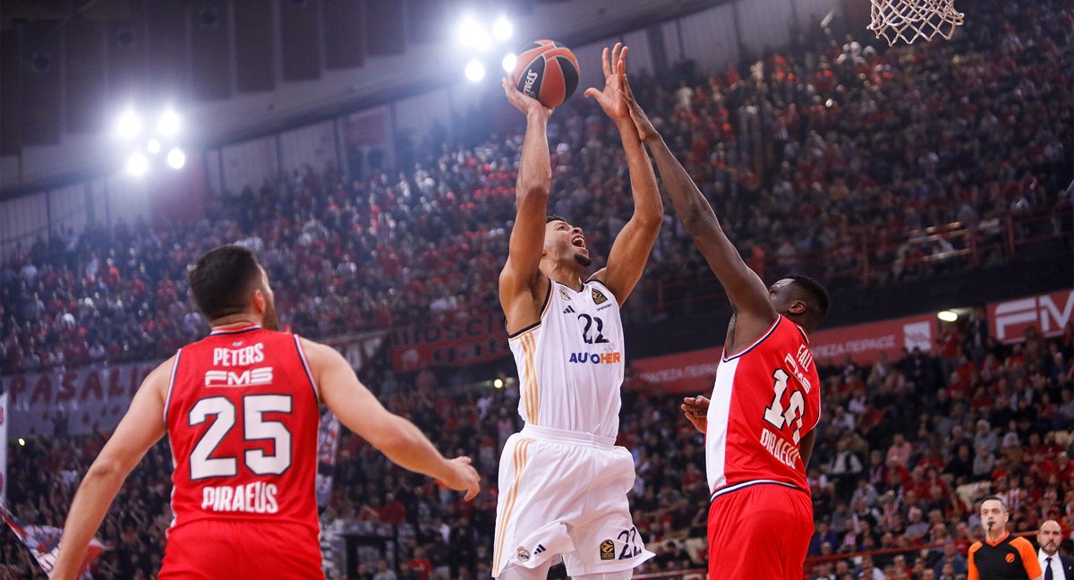 Edy Tavares trata de anotar ante la defensa del Olympiacos