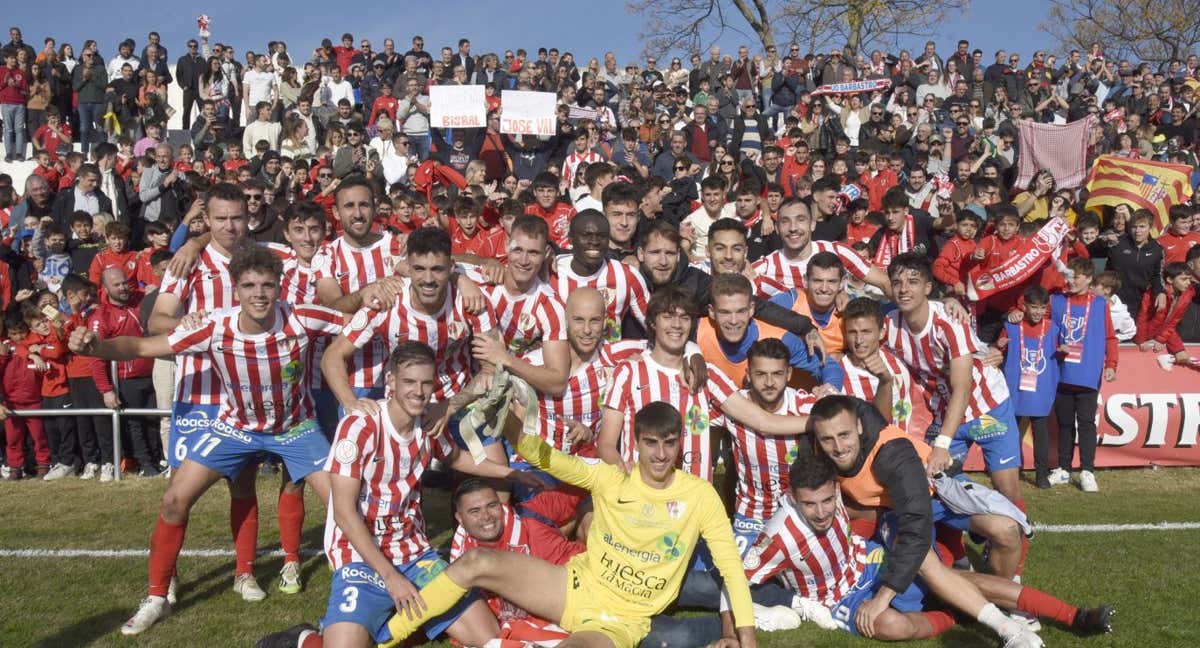 El Barbastro celebra su clasificación ante el Almería./EFE