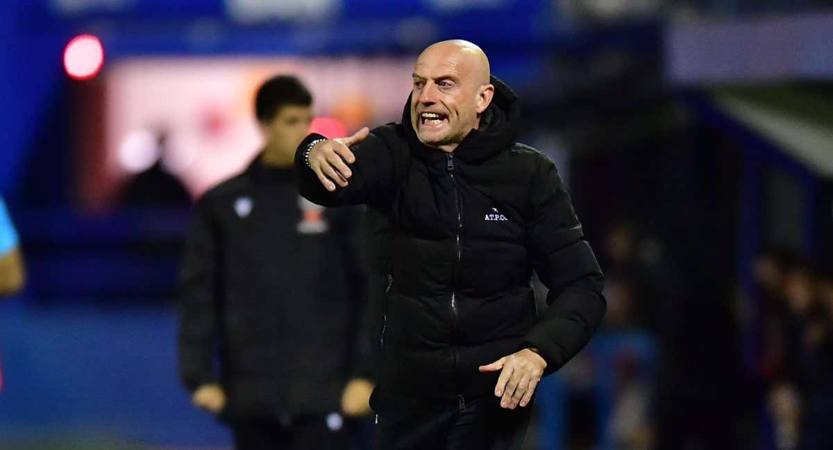 Julián Calero da órdenes a sus jugadores durante un partido. /CARTAGENA FC