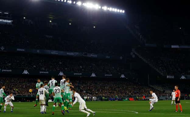 Ceballos bota una falta contra el Betis.
