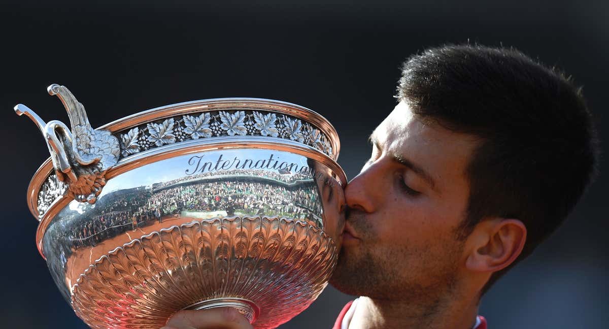 Novak Djokovic besando el trofeo de Roland Garros después de su victoria en 2016. /AFP