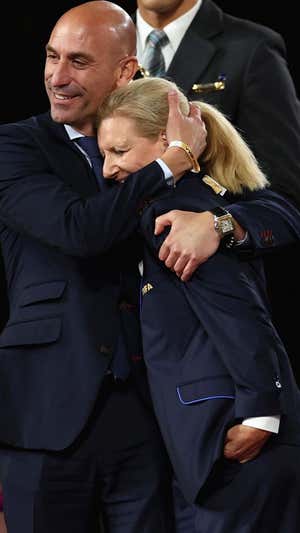 Rubiales abraza a Hewitt, presidenta de la FA, durante la final del Mundial en Sídney.  GETTY