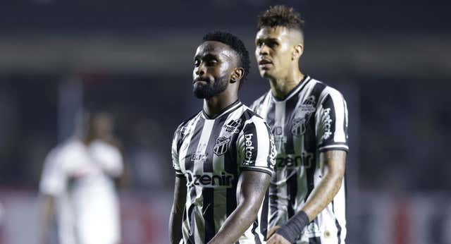 El Santos desciende por primera vez en su historia y algunos hinchas enfurecidos incendian el coche de uno de los delanteros