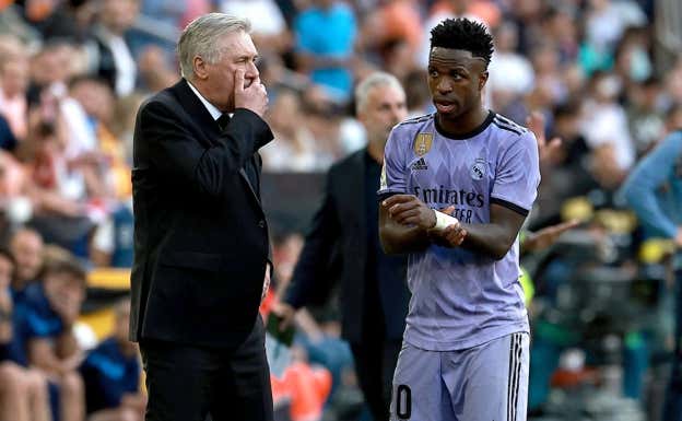 Ancelotti, con Vinicius.